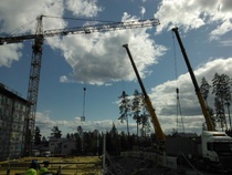 On siinä nostureita autotallin tekkoon ! kesä 2012